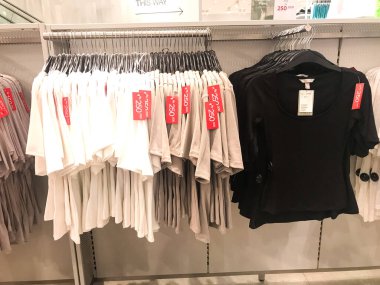Modern alışveriş merkezlerinde veya alışveriş merkezlerinde satılacak kadın kıyafetlerinin sergilenmesi
