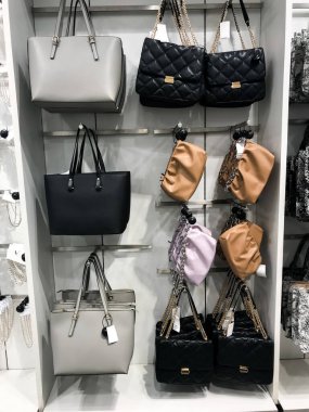 Modern alışveriş merkezlerinde satılacak çantalar