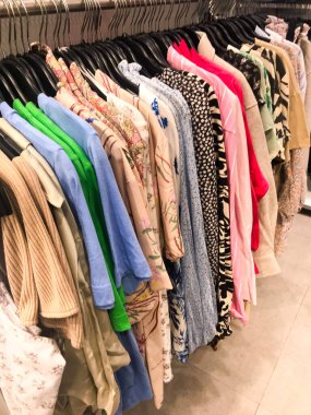 Modern alışveriş merkezlerinde veya alışveriş merkezlerinde satılacak kadın kıyafetlerinin sergilenmesi