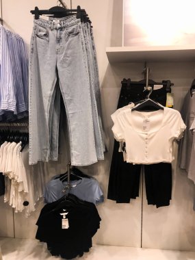 Modern alışveriş merkezlerinde veya alışveriş merkezlerinde satılacak kadın kıyafetlerinin sergilenmesi