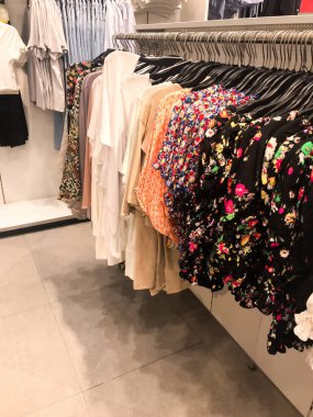 Modern alışveriş merkezlerinde veya alışveriş merkezlerinde satılacak kadın kıyafetlerinin sergilenmesi