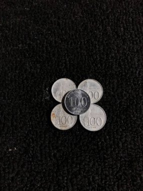 Siyah kara zemin üzerine Endonezya 100 rupia banknotları