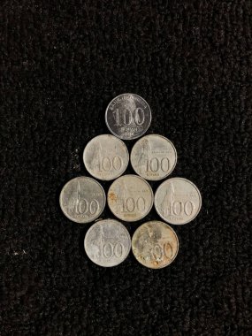 Siyah kara zemin üzerine Endonezya 100 rupia banknotları