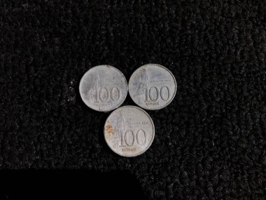 Siyah kara zemin üzerine Endonezya 100 rupia banknotları
