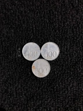 Siyah kara zemin üzerine Endonezya 100 rupia banknotları