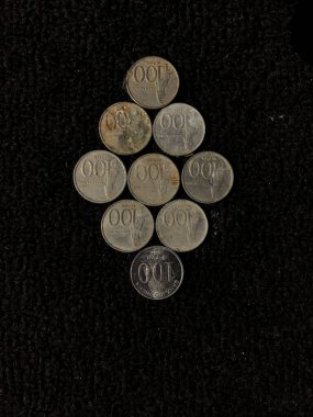 Siyah kara zemin üzerine Endonezya 100 rupia banknotları