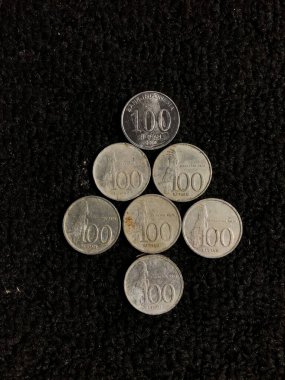 Siyah kara zemin üzerine Endonezya 100 rupia banknotları