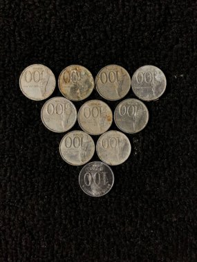 Siyah kara zemin üzerine Endonezya 100 rupia banknotları