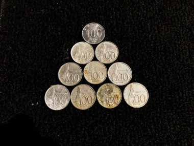Siyah kara zemin üzerine Endonezya 100 rupia banknotları