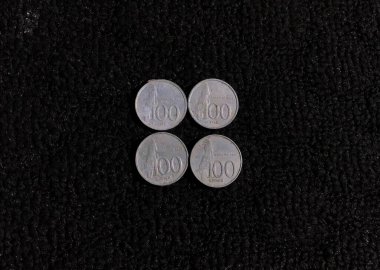 Siyah kara zemin üzerine Endonezya 100 rupia banknotları