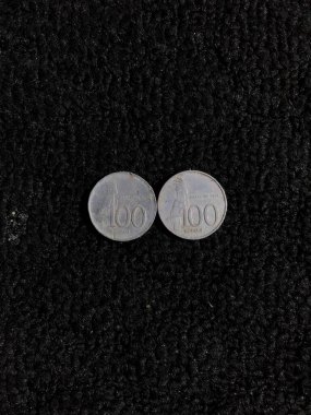 Siyah kara zemin üzerine Endonezya 100 rupia banknotları