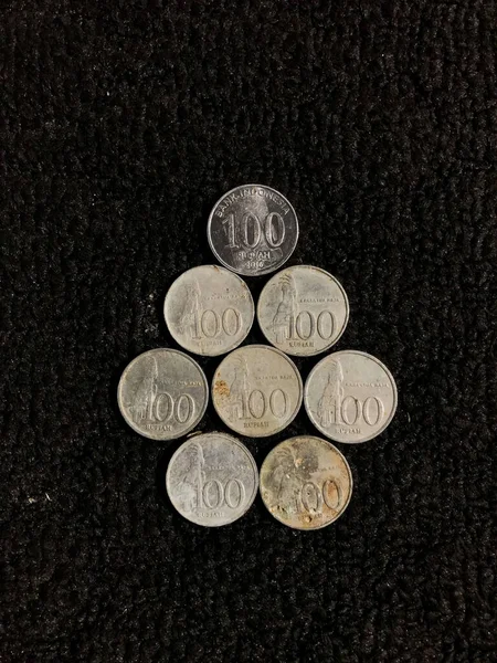Siyah kara zemin üzerine Endonezya 100 rupia banknotları