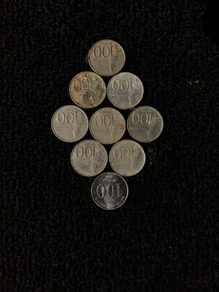 Siyah kara zemin üzerine Endonezya 100 rupia banknotları