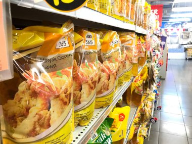 Surakarta, Endonezya. 2022. Süpermarketlerde pişirme yağı görülüyor.