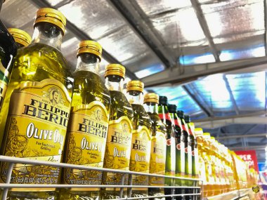 Surakarta, Endonezya. 2022. Süpermarketlerde pişirme yağı görülüyor.