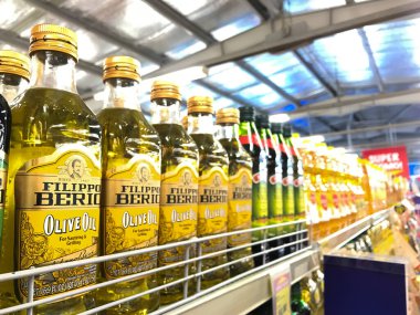 Surakarta, Endonezya. 2022. Süpermarketlerde pişirme yağı görülüyor.