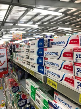 Surakarta, Endonezya. Süpermarketlerde 2022 diş macunu görüntüsü