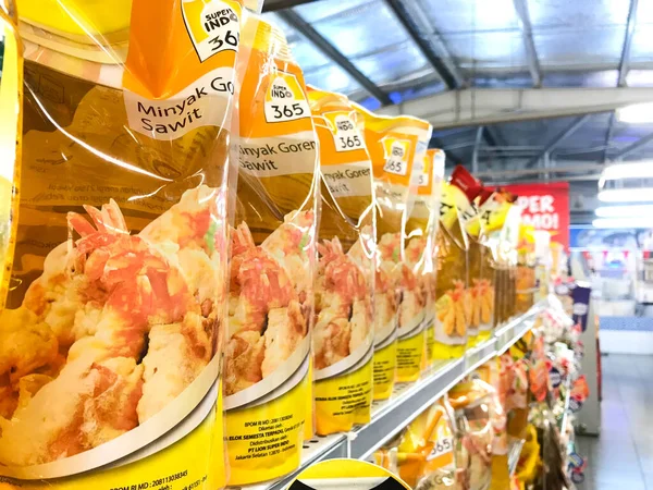 インドネシアのスラカルタ 2022年スーパーマーケットで調理油を表示 — ストック写真