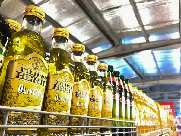 Surakarta, Endonezya. 2022. Süpermarketlerde pişirme yağı görülüyor.