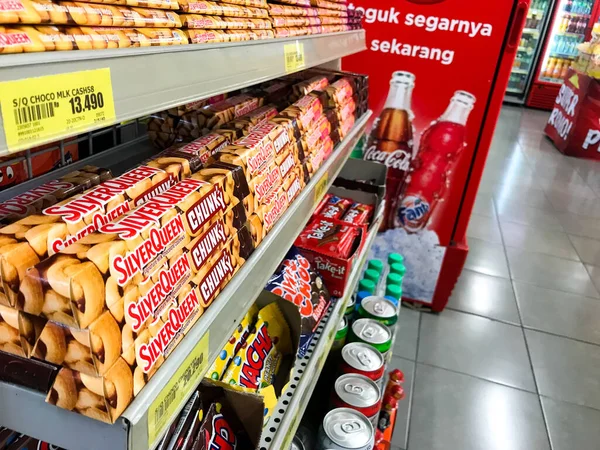 インドネシアのスラカルタ 2022年スーパーマーケットで銀の女王ブランドチョコレートの表示 — ストック写真