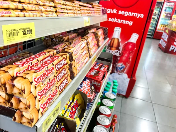 インドネシアのスラカルタ 2022年スーパーマーケットで銀の女王ブランドチョコレートの表示 — ストック写真