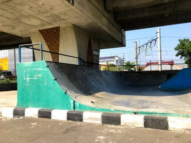 Surakarta - Endonezya, 2022 Purwosari üstgeçidi altındaki şehir parkındaki boş kaykay parkı, Surakarta Endonezya