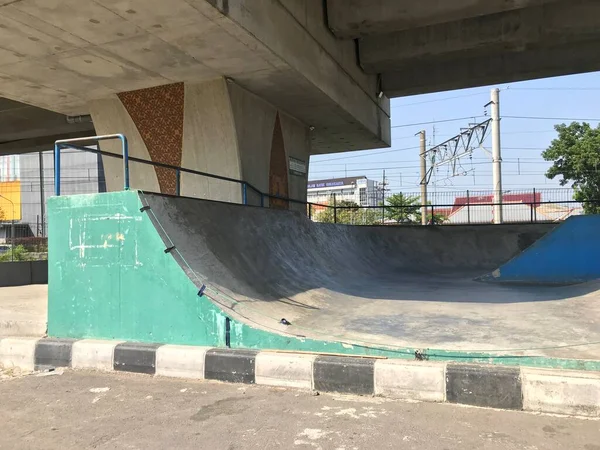 Άδειο Skatepark Στο Δημόσιο Πάρκο Της Πόλης — Φωτογραφία Αρχείου