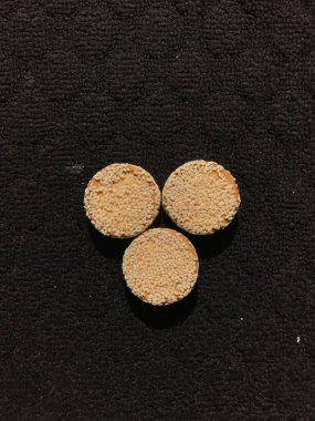 Siyah arka planda izole edilmiş susamlı bisküviler.