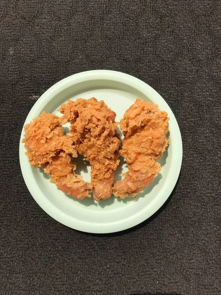 Pollo Frito Con Harina Fotografiado Una Placa Plástico Verde Aislado —  Fotos de Stock