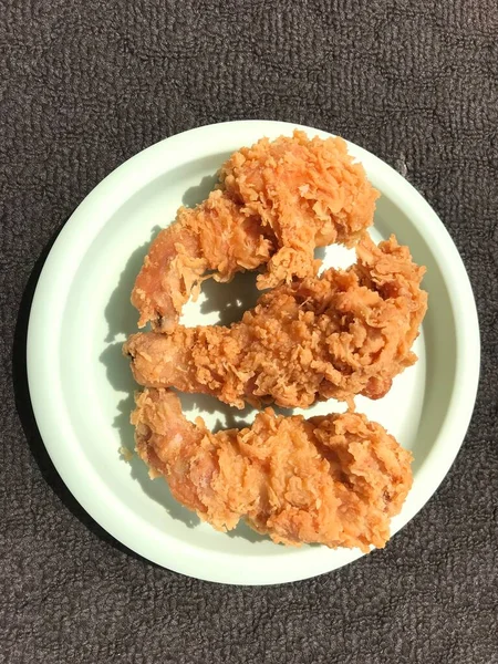 Floured Fried Chicken Fényképezte Egy Zöld Műanyag Lemez Elszigetelt Sötét — Stock Fotó