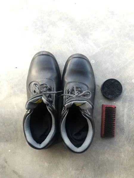 Sapatos Segurança Pretos Lado Uma Escova Sapato Graxa Pronto Para — Fotografia de Stock