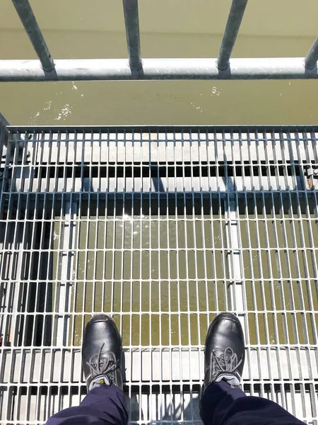 Usando Sapatos Segurança Pretos Ponte Pedonal Sob Rio Bengawan Solo — Fotografia de Stock