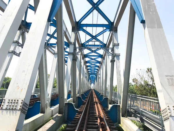 Суракарта Индонезия Агустус 2022 Железнодорожный Мост Который Пересекает Бенгаванскую Реку — стоковое фото