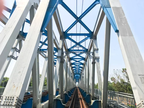 Суракарта Индонезия Агустус 2022 Железнодорожный Мост Который Пересекает Бенгаванскую Реку — стоковое фото