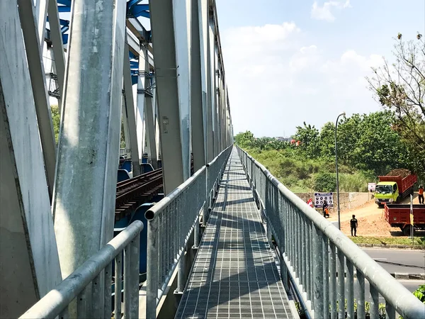 Σουρακάρτα Ινδονησία Agustus 2022 Πεζογέφυρα Δίπλα Στη Σιδηροδρομική Γέφυρα Που — Φωτογραφία Αρχείου