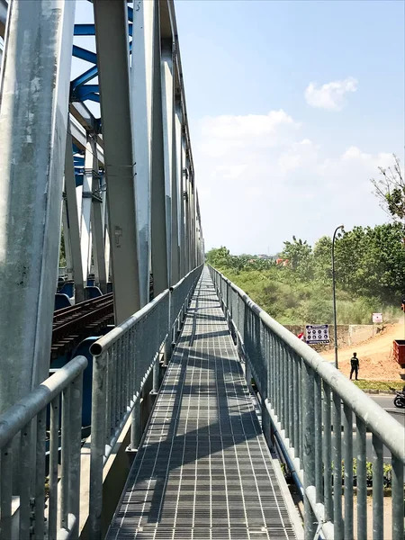 Surakarta Indonesië Oktober 2022 Voetgangersbrug Naast Spoorbrug Die Bengawan Solo — Stockfoto