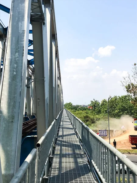 Surakarta Indonesië Oktober 2022 Voetgangersbrug Naast Spoorbrug Die Bengawan Solo — Stockfoto