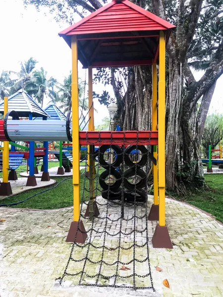 Moderne Speeltoestellen Moderne Kleurrijke Kids Speeltuin Werf Het Park Afbeelding — Stockfoto