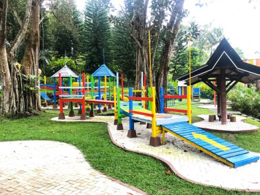 Modern oyun alanı ekipmanı. Modern renkli çocuklar bahçesi bahçeye park üzerinde. görüntü arka bahçesi, faaliyetleri genel Park için.