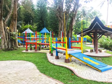 Modern oyun alanı ekipmanı. Modern renkli çocuklar bahçesi bahçeye park üzerinde. görüntü arka bahçesi, faaliyetleri genel Park için.