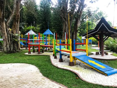 Modern oyun alanı ekipmanı. Modern renkli çocuklar bahçesi bahçeye park üzerinde. görüntü arka bahçesi, faaliyetleri genel Park için.