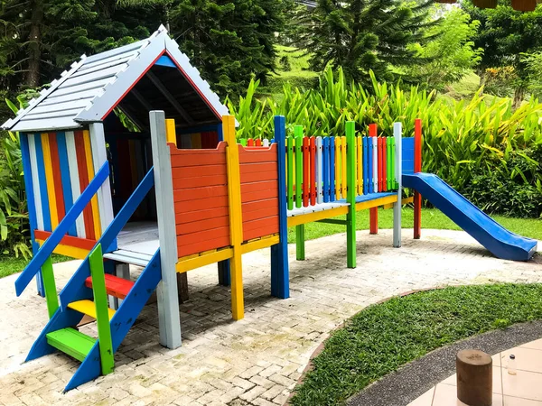 Moderne Speeltoestellen Moderne Kleurrijke Kids Speeltuin Werf Het Park Afbeelding — Stockfoto