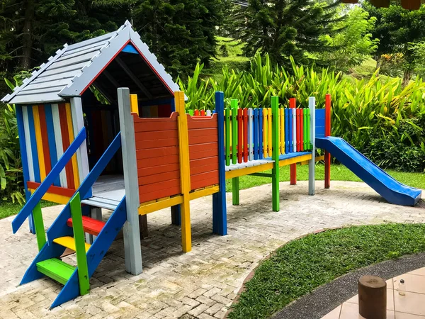 近代的な遊具 近代的なカラフルな子供遊び場公園を庭に 遊び場 公園での活動の背景のイメージ — ストック写真