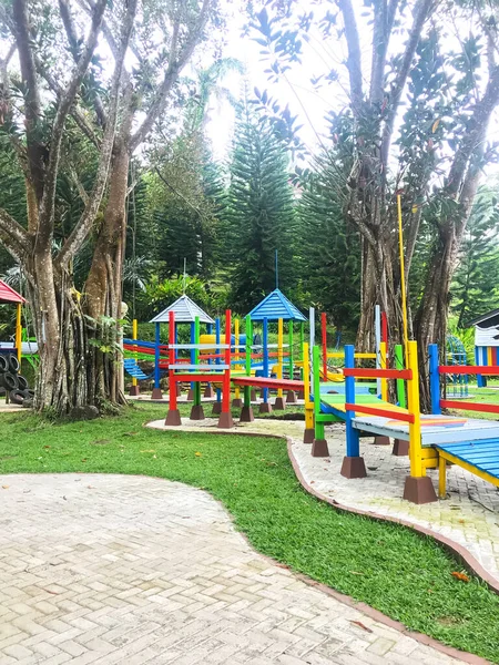 Moderne Spielgeräte Moderne Bunte Kinderspielplatz Auf Hof Park Bild Für — Stockfoto