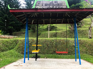 Parkta paraşütle boş bir salıncak