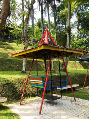 Parkta paraşütle boş bir salıncak