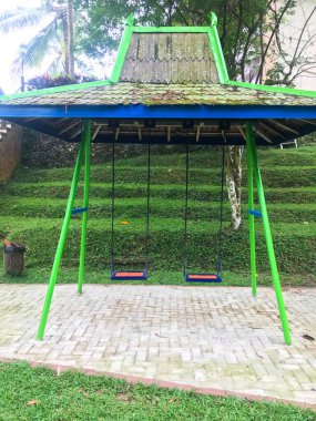 Parkta paraşütle boş bir salıncak