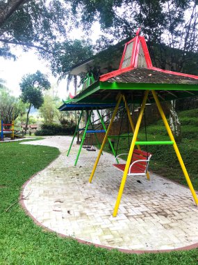 Parkta paraşütle boş bir salıncak