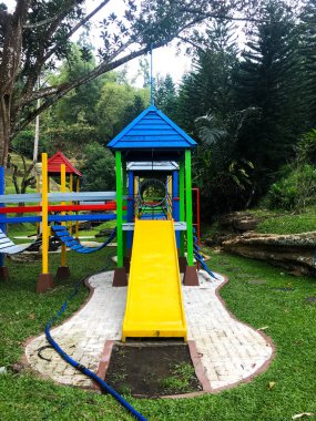 Modern oyun alanı ekipmanı. Modern renkli çocuklar bahçesi bahçeye park üzerinde. görüntü arka bahçesi, faaliyetleri genel Park için.
