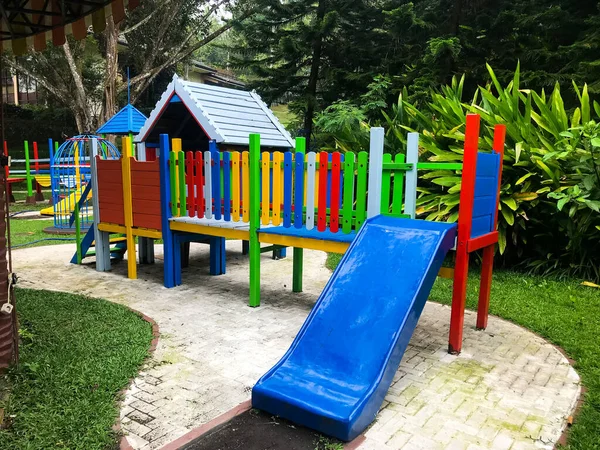 Moderne Speeltoestellen Moderne Kleurrijke Kids Speeltuin Werf Het Park Afbeelding — Stockfoto